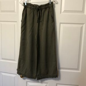 C&C California Dark Green Capris.  Like new condition in a size S.